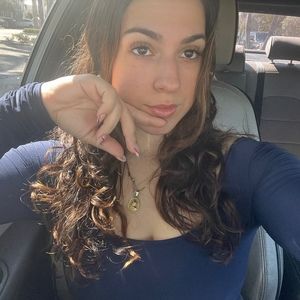 Meet your Posher, Larissa